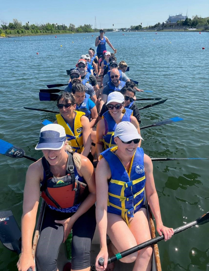 Image d'employés Ropack dans un bateau.