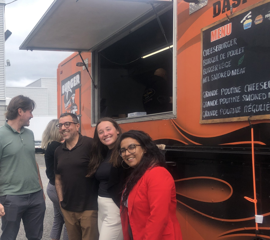 Image d'employés Ropack souriants devant un camion de cuisine de rue.